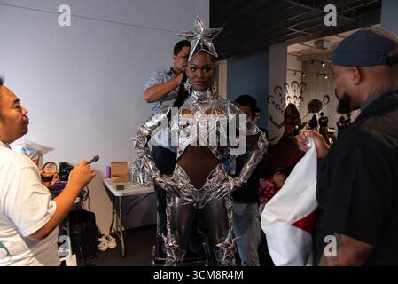 Bangkok, Thaïlande. 15 septembre 2025. Midori Monét des États-Unis se prépare dans les coulisses avant le tour Miss International Queen 2025 - National costume & talent Quest au centre commercial EmSphere à Bangkok. La finale Miss International Queen 2025 se tiendra au salon Tiffany's à Pattaya, Chonburi, le 20 août 2025. (Photo de Peerapon Boonyakiat/SOPA images/SIPA USA) crédit : SIPA USA/Alamy Live News Banque D'Images