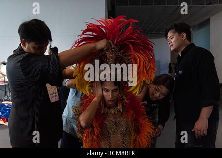 Bangkok, Thaïlande. 15 septembre 2025. Isabella Pamplona du Brésil se prépare dans les coulisses avant le tour Miss International Queen 2025 - National costume & talent Quest au centre commercial EmSphere à Bangkok. La finale Miss International Queen 2025 se tiendra au salon Tiffany's à Pattaya, Chonburi, le 20 août 2025. (Photo de Peerapon Boonyakiat/SOPA images/SIPA USA) crédit : SIPA USA/Alamy Live News Banque D'Images
