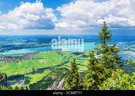 Vue de Tegelberg à Schwangau et les lacs Forggensee et Bannwaldsee. Banque D'Images