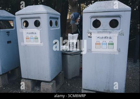Un travailleur gère des bacs de recyclage dans le parc Nara Banque D'Images