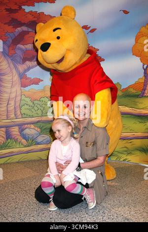 Gail porter et sa fille Honey avec Winnie l'Ourson lors de la séance photo du National Cuddle Day tenue au Disney Store, Oxford Street, Londres - 26 avril 2006 Banque D'Images