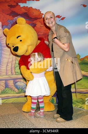 Gail porter et sa fille Honey avec Winnie l'Ourson lors de la séance photo du National Cuddle Day tenue au Disney Store, Oxford Street, Londres - 26 avril 2006 Banque D'Images