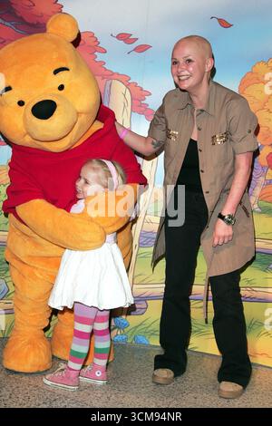Gail porter et sa fille Honey avec Winnie l'Ourson lors de la séance photo du National Cuddle Day tenue au Disney Store, Oxford Street, Londres - 26 avril 2006 Banque D'Images
