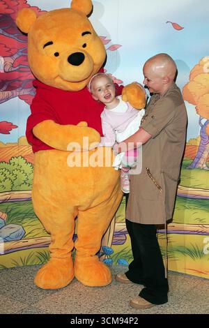 Gail porter et sa fille Honey avec Winnie l'Ourson lors de la séance photo du National Cuddle Day tenue au Disney Store, Oxford Street, Londres - 26 avril 2006 Banque D'Images