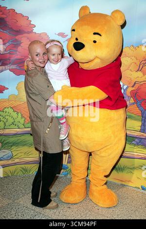 Gail porter et sa fille Honey avec Winnie l'Ourson lors de la séance photo du National Cuddle Day tenue au Disney Store, Oxford Street, Londres - 26 avril 2006 Banque D'Images
