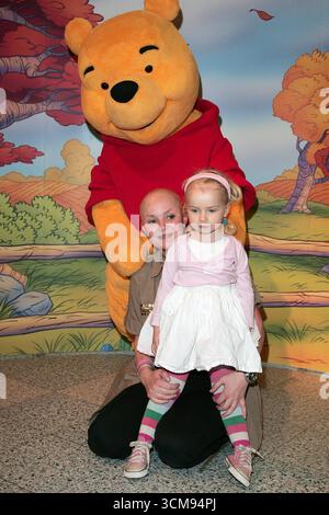 Gail porter et sa fille Honey avec Winnie l'Ourson lors de la séance photo du National Cuddle Day tenue au Disney Store, Oxford Street, Londres - 26 avril 2006 Banque D'Images