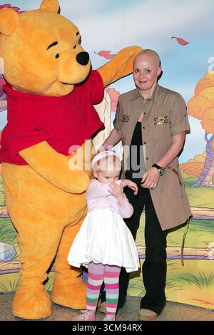 Gail porter et sa fille Honey avec Winnie l'Ourson lors de la séance photo du National Cuddle Day tenue au Disney Store, Oxford Street, Londres - 26 avril 2006 Banque D'Images