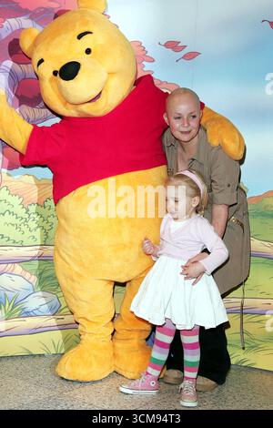 Gail porter et sa fille Honey avec Winnie l'Ourson lors de la séance photo du National Cuddle Day tenue au Disney Store, Oxford Street, Londres - 26 avril 2006 Banque D'Images