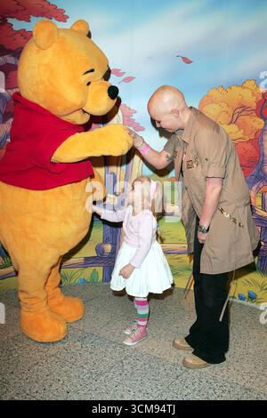 Gail porter et sa fille Honey avec Winnie l'Ourson lors de la séance photo du National Cuddle Day tenue au Disney Store, Oxford Street, Londres - 26 avril 2006 Banque D'Images