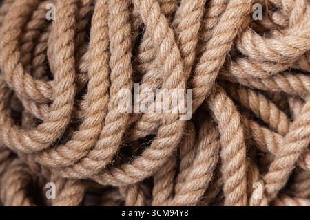 Gros tas de corde de jute naturelle épaisse pour usage industriel et décoratif, gros plan Banque D'Images