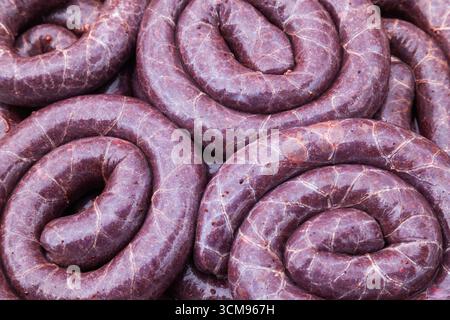 Grande pile de pudding noir traditionnel maison et de saucisses de sang, vue de dessus, gros plan Banque D'Images