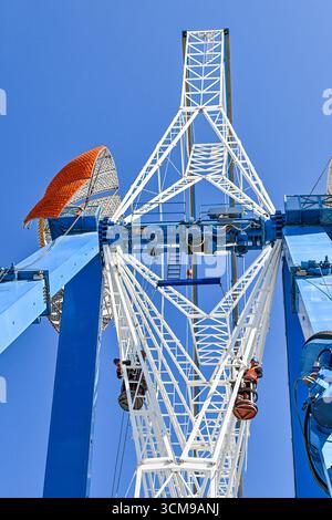 GER, 190. Münchner Oktoberfest, Aufbau auf der Theresienwiese / 06.09.2025, Theresienwiese, München, GER, 190. Münchner Oktoberfest, Aufbau auf der Theresienwiese, seit 30. Juni ist der Aufbau der Wiesn 2025 in vollem Gange im Bild Blick auf das Traggeruest des Riesenrades und die Nabe, 2 Arbeiter sind BEI der montage *** GER, 190 Münchner Oktoberfest, Aufbau auf der Theresienwiese 06 09 2025, Theresienwiese, Munich, GER, 190 Münchner Oktoberfest, Aufbau auf der Theresienwiese, depuis juin 30 la construction de la Wiesn 2025 bat son plein dans la vue de la structure porteuse de Banque D'Images
