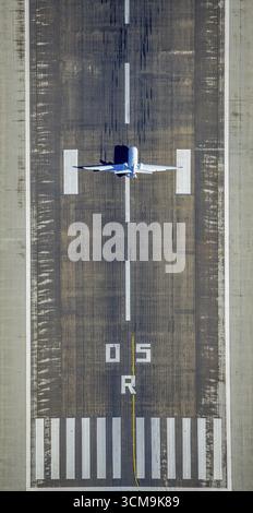 Photo aérienne, aéroport de Duesseldorf, piste et piste d'atterrissage avec avion, Lohausen, Duesseldorf, Rhénanie, Rhénanie du Nord-Westphalie, Allemagne, DE, dus Banque D'Images