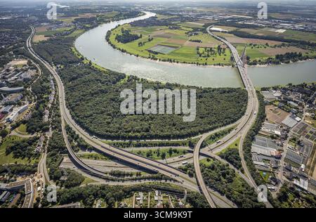 Vue aérienne, Uedesheimer Rheinbogen et l'autoroute A46 sortie Bilk ainsi que le pont Fleher et la forêt Fleher au bord du Rhin dans le quartier Flehe In Banque D'Images