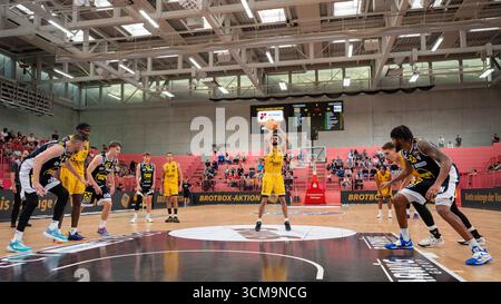 Tuebingen, Allemagne. 14 septembre 2025. Miles dispute (Tigers Tuebingen #3) beim Freiwurf. GER, Tigers Tuebingen v. basket Swans Gmunden, Basketball, Herren, Vorbereitung 2. Barmer Basketball Bundesliga, Testspiel, Spielzeit 2025/2026, 14.09.2025, Foto : Eibner-Pressefoto/Wolfgang Frank crédit : dpa/Alamy Live News Banque D'Images