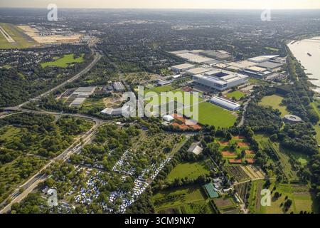 Vue aérienne, Caravan Center Camping au parc des expositions et Messe Duesseldorf avec le stade Bundesliga MERKUR SPIEL-ARENA dans le quartier Stockum de Banque D'Images