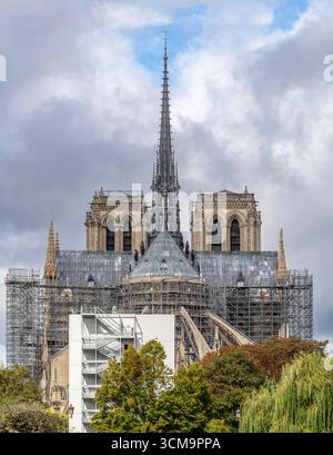 Paris, France - 09 13 2025 : notre-Dame de Paris. 8 des 16 statues monumentales qui sont retournées à leur place sur la base de la flèche Banque D'Images