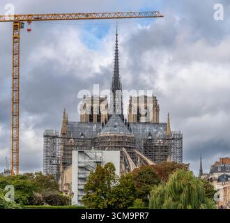 Paris, France - 09 13 2025 : notre-Dame de Paris. 8 des 16 statues monumentales qui sont retournées à leur place sur la base de la flèche Banque D'Images