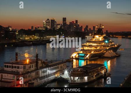 Angleterre, Londres, Docklands, vue en soirée sur la Tamise et Canary Wharf Skyline Banque D'Images
