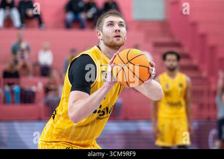 Tuebingen, Allemagne. 14 septembre 2025. Lukas Milner (Tigers Tuebingen #17) GER, Tigers Tuebingen v. basket Swans Gmunden, Basketball, Herren, Vorbereitung 2. Barmer Basketball Bundesliga, Testspiel, Spielzeit 2025/2026, 14.09.2025, Foto : Eibner-Pressefoto/Wolfgang Frank crédit : dpa/Alamy Live News Banque D'Images