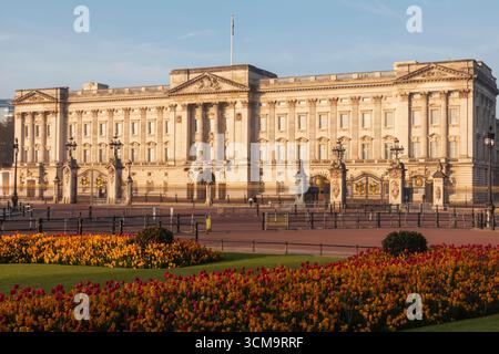 Angleterre, Londres, Queen Victoria Memorial Gardens et Buckingham Palace Banque D'Images