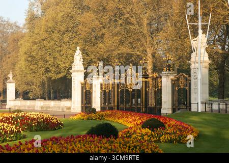Angleterre, Londres, Queen Victoria Memorial Gardens et Canada Gate Banque D'Images