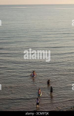 Angleterre, Sussex, East Sussex, South Downs National Park, Birling Gap, Birling Gap Beach avec paddleboarders Banque D'Images