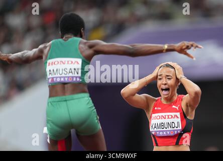 Tokyo, Japon. 15 septembre 2025. La médaillée d'or Ditaji Kambundji (R) de Suisse célèbre avec le médaillé d'argent Tobi Amusan du Nigeria après la finale du 100 m haies féminin aux Championnats du monde d'athlétisme 2025 à Tokyo, Japon, le 15 septembre 2025. Crédit : Li Gang/Xinhua/Alamy Live News Banque D'Images