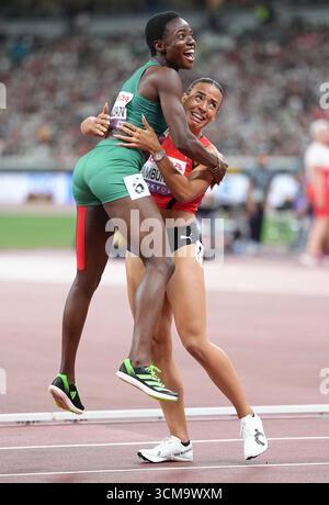 Tokyo, Japon. 15 septembre 2025. La médaillée d'or Ditaji Kambundji (R) de Suisse célèbre avec le médaillé d'argent Tobi Amusan du Nigeria après la finale du 100 m haies féminin aux Championnats du monde d'athlétisme 2025 à Tokyo, Japon, le 15 septembre 2025. Crédit : Ju Huanzong/Xinhua/Alamy Live News Banque D'Images