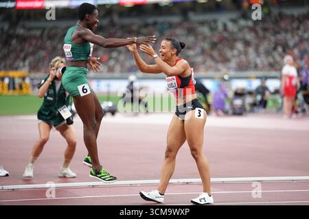 Tokyo, Japon. 15 septembre 2025. La médaillée d'or Ditaji Kambundji (R) de Suisse célèbre avec le médaillé d'argent Tobi Amusan du Nigeria après la finale du 100 m haies féminin aux Championnats du monde d'athlétisme 2025 à Tokyo, Japon, le 15 septembre 2025. Crédit : Ju Huanzong/Xinhua/Alamy Live News Banque D'Images
