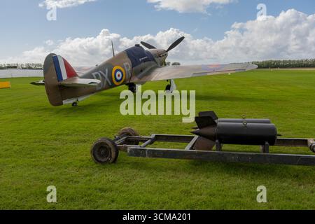 Septembre 2025 : chariot à bombe devant un Hawker Hurricane à Goodwood Revival Banque D'Images