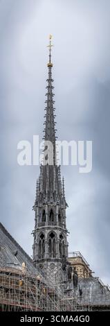 Paris, France - 09 13 2025 : notre-Dame de Paris. 5 des 16 statues monumentales qui sont retournées à leur place sur la base de la flèche Banque D'Images