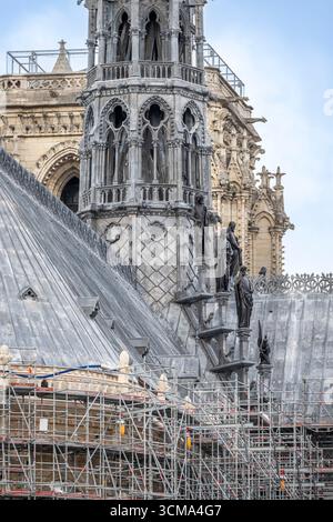 Paris, France - 09 13 2025 : notre-Dame de Paris. 6 des 16 statues monumentales qui sont retournées à leur place sur la base de la flèche Banque D'Images