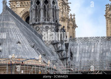 Paris, France - 09 13 2025 : notre-Dame de Paris. 6 des 16 statues monumentales qui sont retournées à leur place sur la base de la flèche Banque D'Images