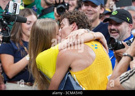 Tokio, Japon. 15 septembre 2025. Athlétisme : Championnats du monde, voûte à la perche, hommes, finale : Armand Duplantis (M) de Suède embrasse sa petite amie Desire Inglander après sa victoire au record du monde. Crédit : Michael Kappeler/dpa/Alamy Live News Banque D'Images