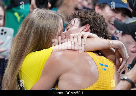 Tokio, Japon. 15 septembre 2025. Athlétisme : Championnats du monde, voûte à la perche, hommes, finale : Armand Duplantis (R) de Suède embrasse sa petite amie Desire Inglander après sa victoire au record du monde. Crédit : Michael Kappeler/dpa/Alamy Live News Banque D'Images