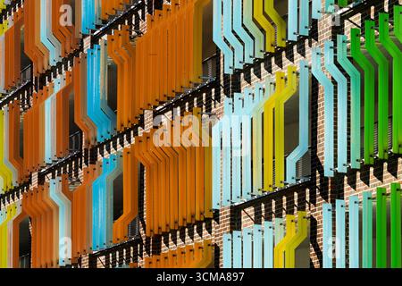 Couches colorées : rythmes architecturaux le Petri P-Hus de Malmö présente un jeu vibrant de géométrie et de couleur, mettant en valeur une façade vivante avec des motifs rythmiques. Cette toile architecturale mélange des teintes orange, bleu, vert et jaune, se démarquant audacieusement du paysage urbain. Chaque couche, avec ses angles vifs et ses couleurs contrastées, ajoute un impact visuel dynamique, transformant le bâtiment en une pièce urbaine à grande échelle Banque D'Images