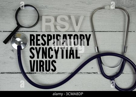 RSV Respiratory Syncytial virus texte avec stéthoscope sur fond en bois Banque D'Images