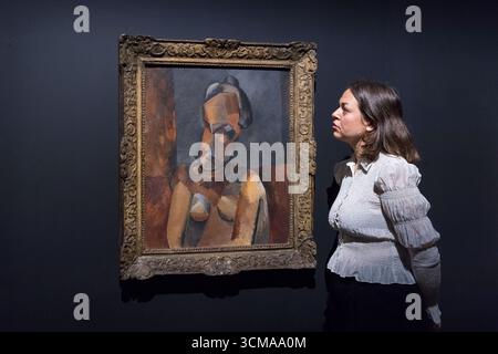 Londres, Royaume-Uni. 15 septembre 2025. LONDRES, ROYAUME-UNI - 15 SEPTEMBRE 2025 : un membre du personnel de la galerie regarde 'buste d'une femme', 1909, par Pablo Picasso lors d'une appel photo pour l'exposition 'Theatre Picasso' (17 septembre 2025 - 12 avril 2026) à la Tate Modern à Londres, Royaume-Uni le 15 septembre 2025. L'exposition présente quelques-unes des œuvres les plus connues de Picasso de la collection de Tate ainsi que des prêts clés des principaux musées Picasso en France, mis en scène dans un décor inspiré du théâtre. (Photo de Wiktor Szymanowicz/NurPhoto) crédit : NurPhoto SRL/Alamy Live News Banque D'Images