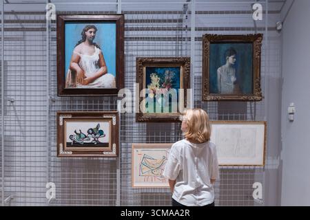 LONDRES, ROYAUME-UNI - 15 SEPTEMBRE 2025 : un membre du personnel de la galerie regarde les œuvres de Pablo Picasso (de haut en bas, de gauche à droite) : “Seated Woman in a Chemise” (1923), “Dish of Pears” (1936), “Flowers” (1901), “composition” (1948), “Girl in a Chemise” (c.1905) et “Neo-Classical Painter in His Studio” (1963) lors d’un appel photo pour l’exposition “Theatre Picasso” (17 septembre 2025 - 12 avril 2026) à Londres, 15 septembre 2025, au Royaume-Uni, au Royaume-Uni. L'exposition présente quelques-unes des œuvres les plus connues de Picasso de la collection de Tate ainsi que des prêts clés des principaux musées Picasso Banque D'Images
