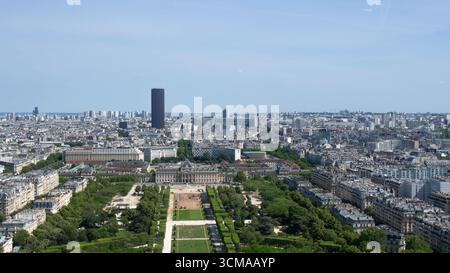 PARIS VUE SUR LES CHAMPS DE MARS ET LA TOUR MONTPARNASSE EN ÉTÉ Banque D'Images