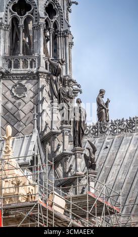 Paris, France - 09 13 2025 : notre-Dame de Paris. 5 des 16 statues monumentales qui sont retournées à leur place sur la base de la flèche Banque D'Images