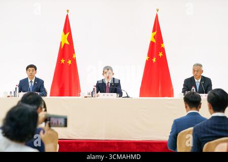 Madrid, Espagne. 15 septembre 2025. Li Chenggang (C), représentant de la Chine pour le commerce international auprès du ministère du commerce et vice-ministre du commerce, et Wang Jingtao (R), directeur adjoint de l'Administration chinoise du cyberespace, assistent à une conférence de presse présidée par le porte-parole du ministère du commerce He Yadong à Madrid, Espagne, le 15 septembre 2025. La délégation chinoise a tenu une conférence de presse à Madrid à la suite de pourparlers économiques et commerciaux avec l'équipe américaine. Crédit : Peng Ziyang/Xinhua/Alamy Live News Banque D'Images