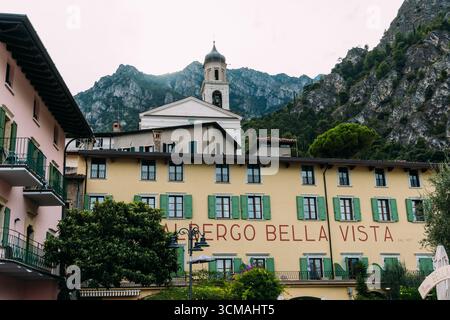 Limone sul Garda, Italie - 20 août 2025 : une vue charmante de l'hôtel Albergo Bella Vista dans le village pittoresque de Limone Sul Garda, Italie, wit Banque D'Images