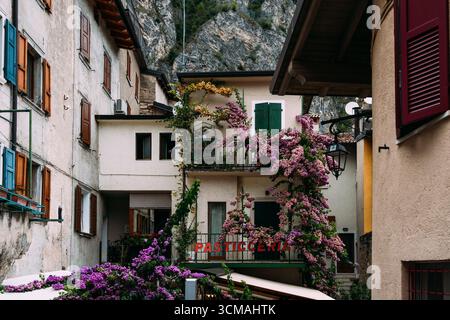 Limone sul Garda, Italie - 20 août 2025 : charmante scène de rue dans le village pittoresque de Limone Sul Garda, Italie, avec des bâtiments traditionnels et Banque D'Images