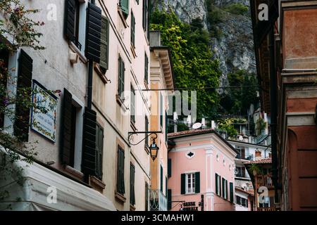 Limone sul Garda, Italie - 20 août 2025 : charmante scène de rue dans le village pittoresque de Limone Sul Garda, Italie, avec des bâtiments traditionnels et Banque D'Images