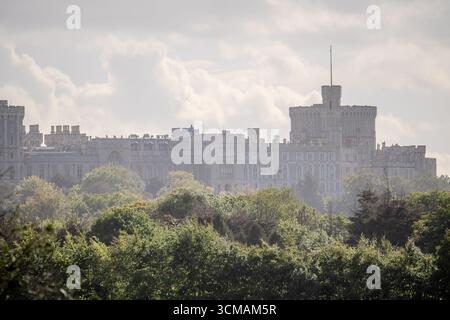 Datchet, Berkshire, Royaume-Uni. 15 septembre 2025. Vue sur le château de Windsor. Le président des États-Unis, Donald Trump et son épouse, la première dame Melania Trump seront à Windsor mercredi pour leur visite d’État au château de Windsor où ils seront les invités du roi Charles III et de la reine Camilla. Crédit : Maureen McLean/Alamy Live News Banque D'Images