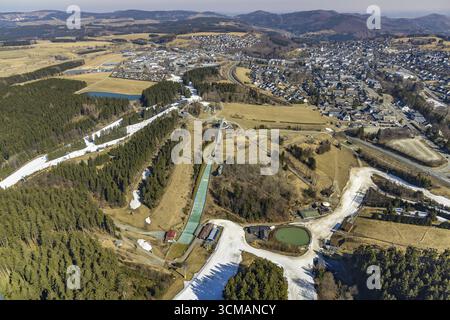 Vue aérienne,. Georg ski jump avec piste de neige et piste de luge d'été SchanzenWirbel, Winterberg, Sauerland, Rhénanie du Nord-Westphalie, Allemagne, DE, UE Banque D'Images