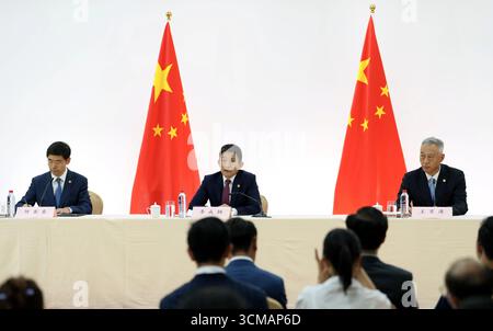 Madrid, Espagne. 15 septembre 2025. Li Chenggang (C), représentant de la Chine pour le commerce international auprès du ministère du commerce et vice-ministre du commerce, et Wang Jingtao (R), directeur adjoint de l'Administration chinoise du cyberespace, assistent à une conférence de presse présidée par le porte-parole du ministère du commerce He Yadong à Madrid, Espagne, le 15 septembre 2025. La délégation chinoise a tenu une conférence de presse à Madrid à la suite de pourparlers économiques et commerciaux avec l'équipe américaine. Crédit : Xing Guangli/Xinhua/Alamy Live News Banque D'Images