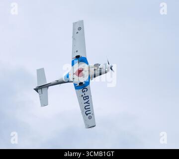 Dessous d'une Grob 115E, alias Tutor T Mark 1, lors d'une exposition acrobatique au Festival International Ayr Show of Flight, en Écosse. 6 septembre 20 Banque D'Images